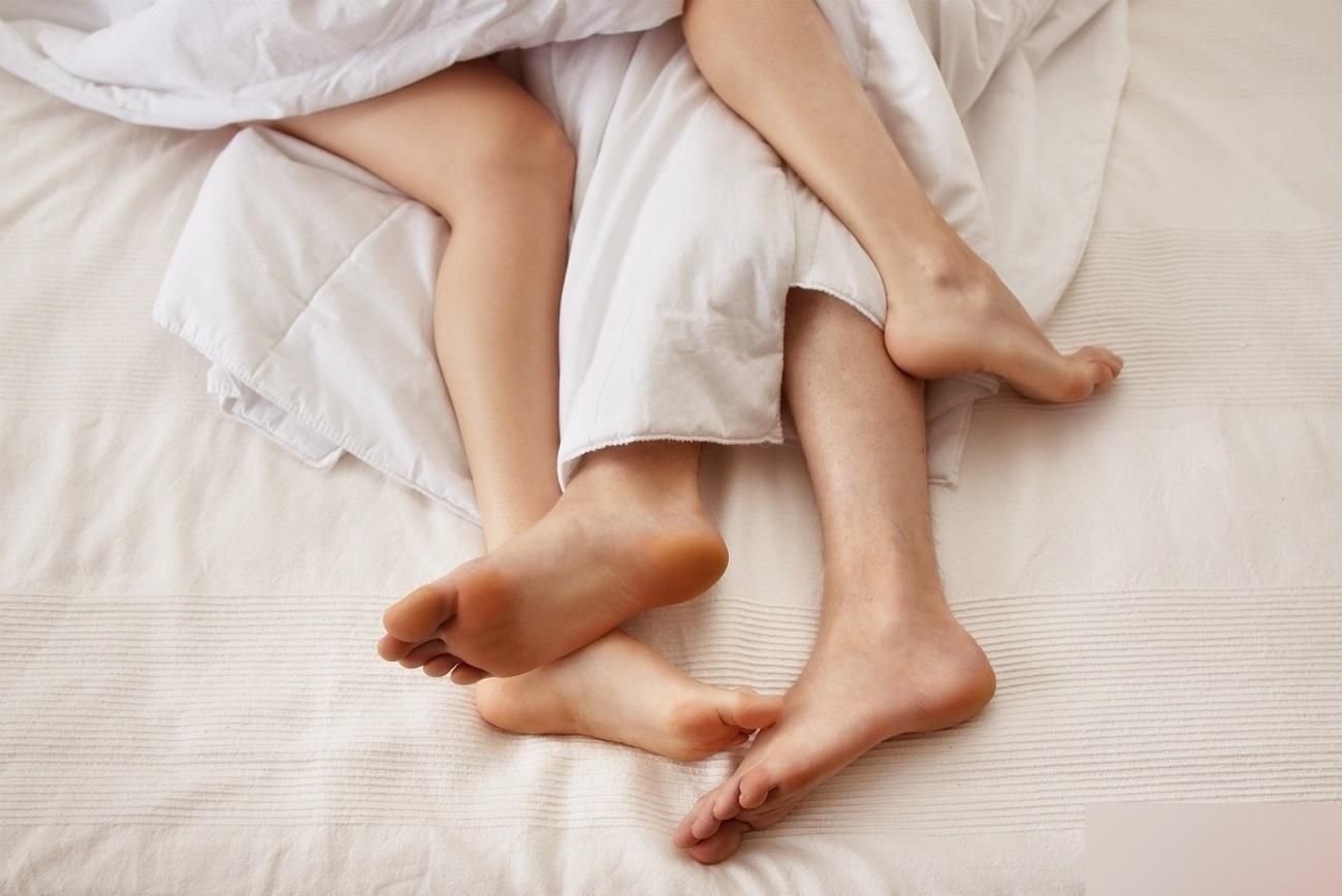 Спать ноги видео. Ноги из под одеяла. Переплетение ног. Пятки в кровати. Ножки для кровати.