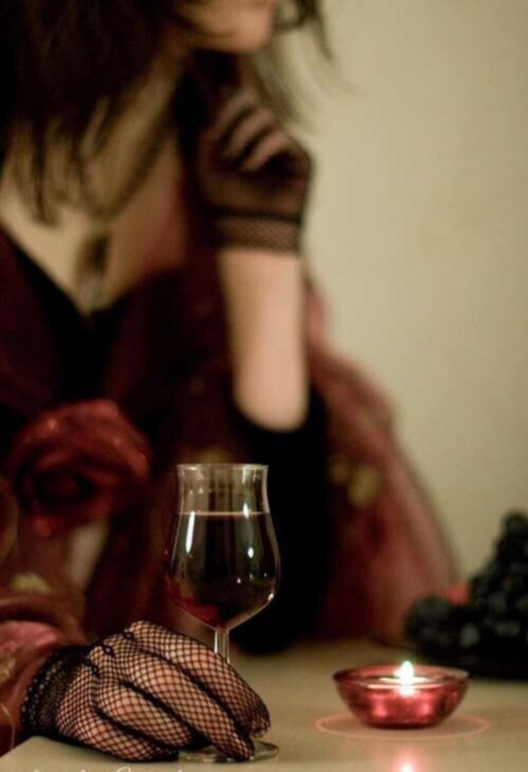 На вине себе поклялась. Девушка с бокалом. Фотосессия с вином. Девушка с бокалом вина. Женщина с вином.