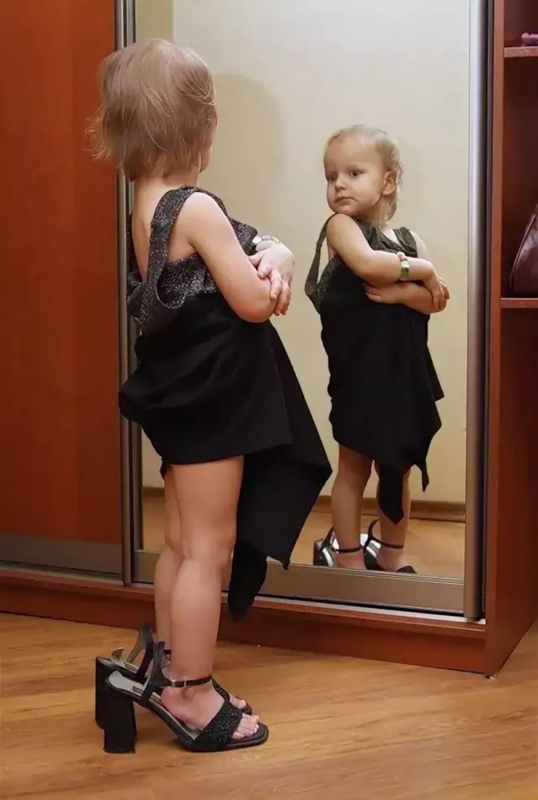 Девочка в мамином платье
