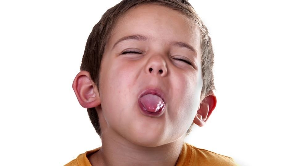 Звук показывает язык. Мальчик показывает язык. Мальчишка дразнится языком. Высунутый язык. Мальчик высунул язык.