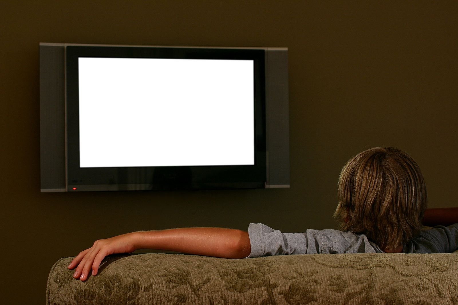 Громко смотрит телевизор. Человек перед телевизором. Девушка и телевизор. Фотосессия с телевизором. Девушка перед телевизором.