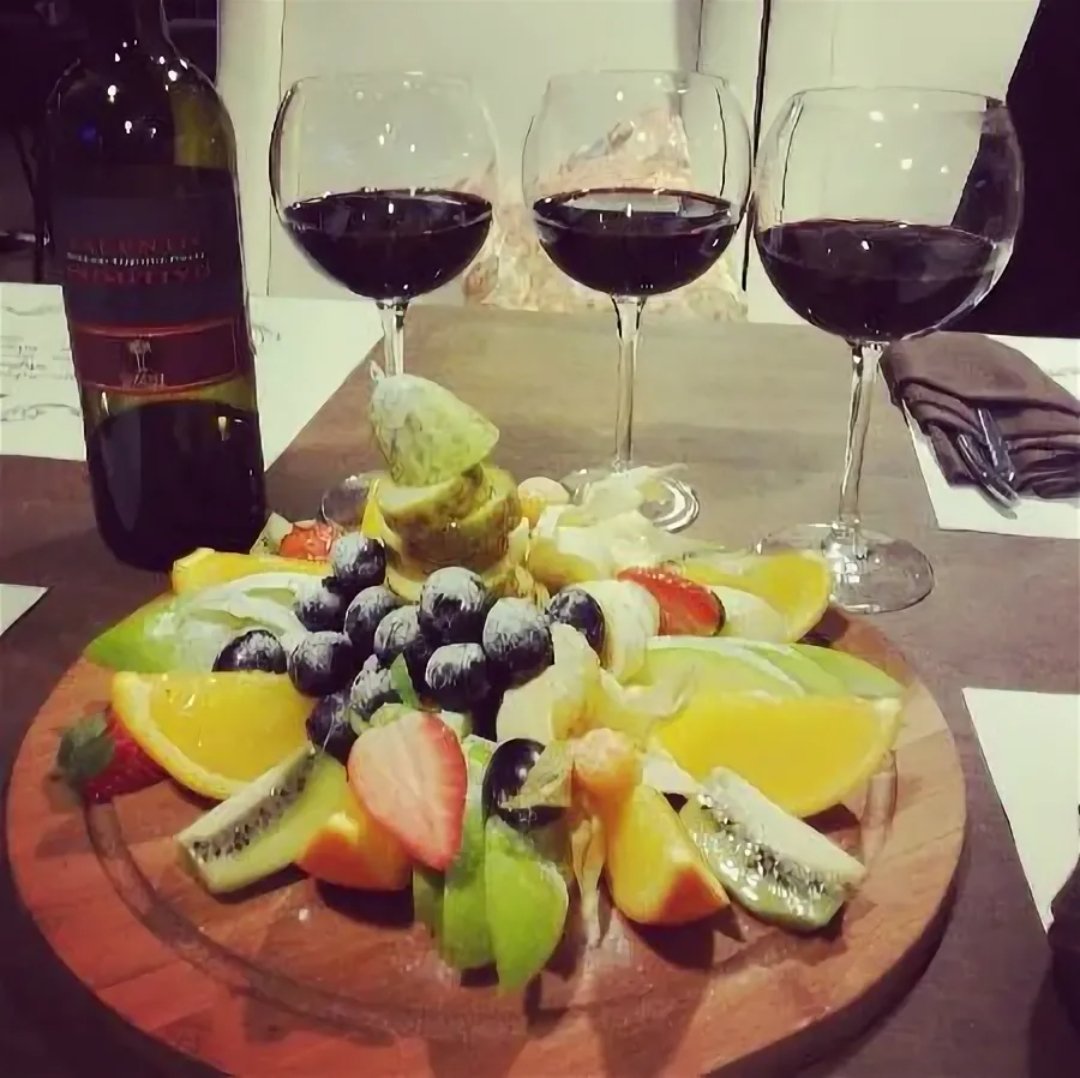 Вино и фрукты на столе